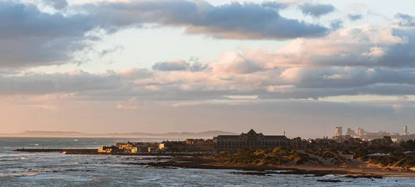 Soluppgång Landskap Byggnader Nära Stranden — Stockfoto