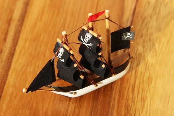 Tiro de ângulo alto de um brinquedo de navio pirata em uma superfície de madeira — Fotografia de Stock