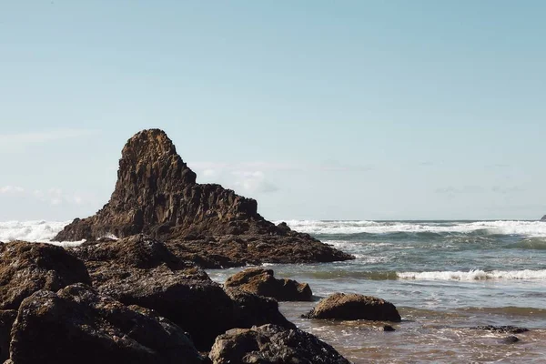 Landskap med klippor vid kusten i nordvästra Stilla havet i Cannon Beach, Oregon — Stockfoto