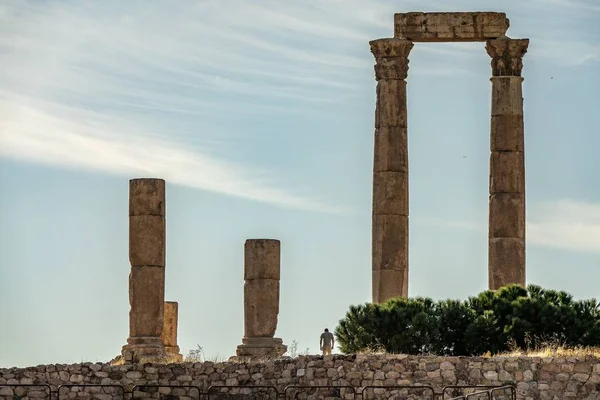 青空の下でヨルダンのヘラクレス神殿の広角撮影 — ストック写真