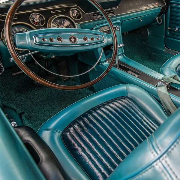 Close-up van het turquoise interieur van een auto met inbegrip van het stuur en de stoelen — Stockfoto