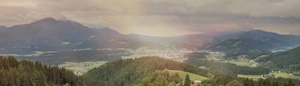 Panoramische opname van een prachtig landschap in Karinthië, Slovenië — Stockfoto