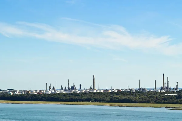 Een industriële olieraffinaderij bij Southampton, Engeland — Stockfoto