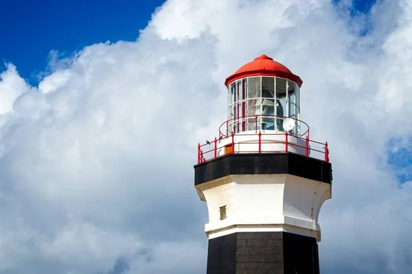 Colpo basso di un faro sotto la bella nuvola nel cielo — Foto Stock