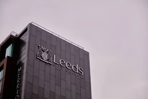 Οριζόντια Leeds Δημοτικό Συμβούλιο υπογράψει στην πλευρά ενός ψηλού κτιρίου — Φωτογραφία Αρχείου