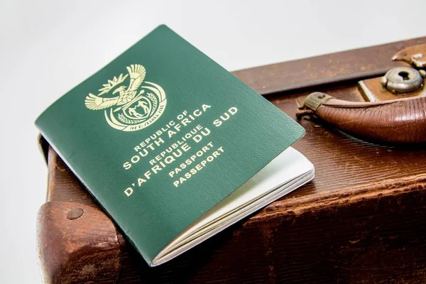 Encerramento de um passaporte sul-africano em uma bagagem marrom — Fotografia de Stock