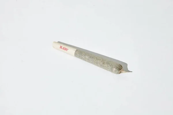 Hanf / Cannabis cbd / thc Joints auf weißem Hintergrund — Stockfoto