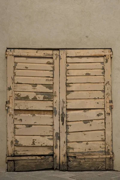 Eine Vertikale Aufnahme Eines Gebäudes Mit Einer Zerbrochenen Holztür — Stockfoto