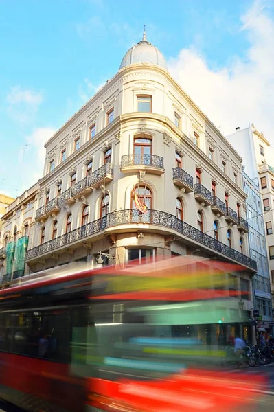 Una Hermosa Vista Edificio Blanco Valencia España Con Autobús Rojo —  Fotos de Stock