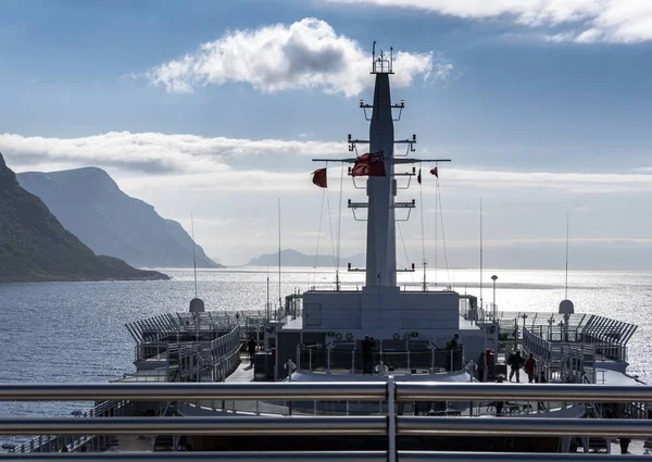 Primo piano di un incrociatore da battaglia bianco sulla riva in una giornata di sole ad Alesund, Norvegia — Foto Stock