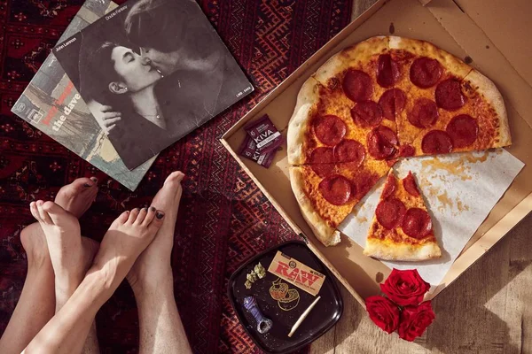 Pizza and Lovin': Hemp/Cannabis CBD/THC Joint and weed edibles with Pizza — Stock Photo, Image