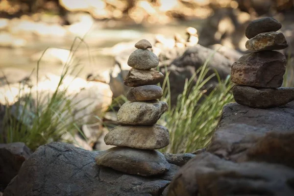 Conjuntos de rochas perfeitamente equilibradas - semelhante ao conceito de estabilidade nos negócios — Fotografia de Stock