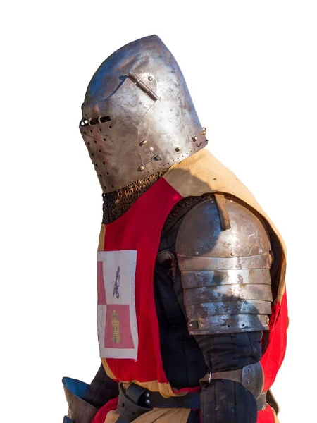 Spanischer mittelalterlicher Ritter mit Metallhelm auf weißem Hintergrund — Stockfoto