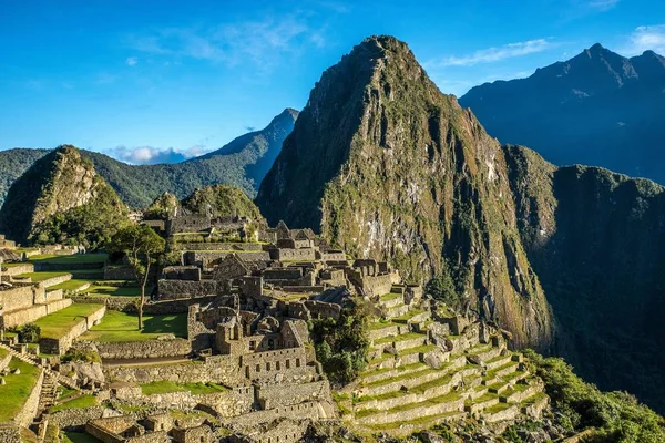 Vuelo aéreo del hermoso pueblo por la montaña capturada en Machu Picchu, Perú. —  Fotos de Stock