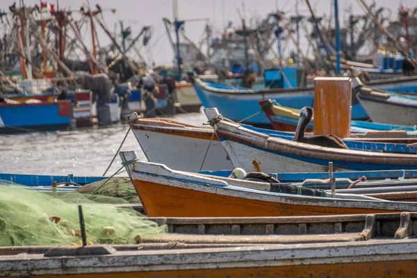 Focagem seletiva de barcos na água perto da doca — Fotografia de Stock