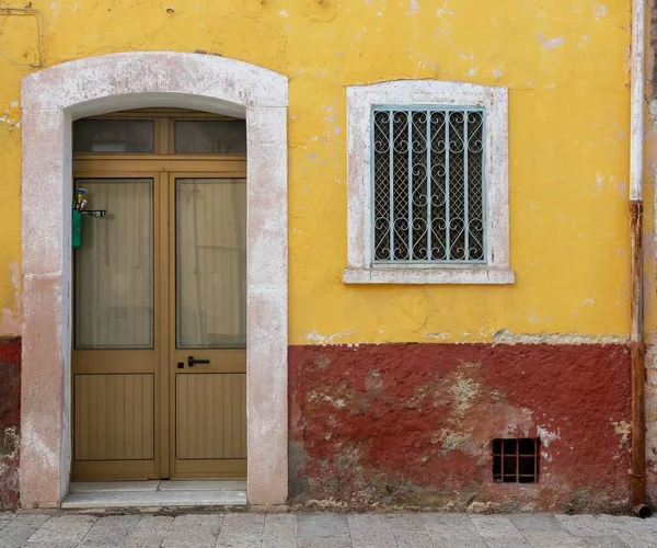 Eine Nahaufnahme Der Tür Und Des Fensters Eines Rot Gelben — Stockfoto