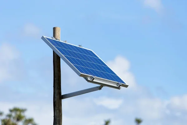 Ângulo Baixo Tiro Foco Seletivo Painel Solar Sob Céu Azul — Fotografia de Stock