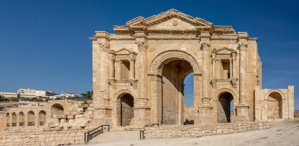 Gran angular disparado del Arco de Adriano en Jordania bajo un cielo azul — Foto de Stock