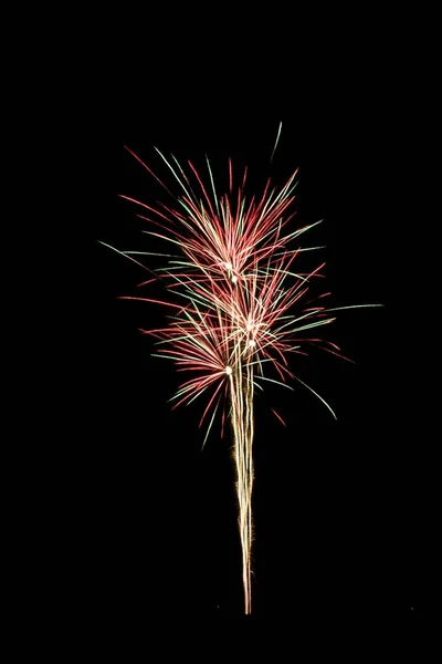 Incredibile colpo di un paio di fuochi d'artificio colorati nel cielo notturno — Foto Stock