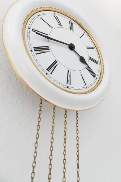 Bassa angolazione di un orologio da parete numerico romano bianco — Foto Stock