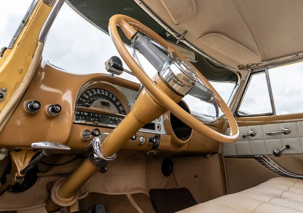 Foto en ángulo bajo del interior de un coche, incluyendo la rueda de dirección. —  Fotos de Stock