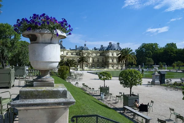 フランス 2008年6月21日 美しいリュクサンブール公園から見た宮殿 — ストック写真