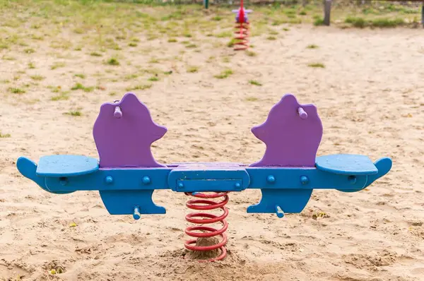 Brinquedo azul e roxo no parque para as crianças — Fotografia de Stock