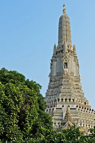 Vertical shot of the magnificent Hindu temple captured in Bangkok, Thailand — Stock Photo, Image