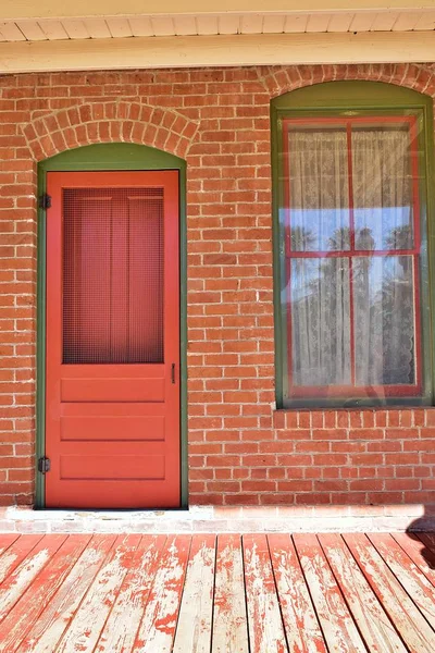 En färgglad gammal dörr och fönster. — Stockfoto