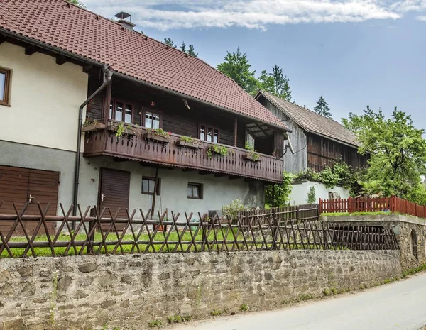 Altes typisches Dorfhaus auf dem Land in Slowenien — Stockfoto