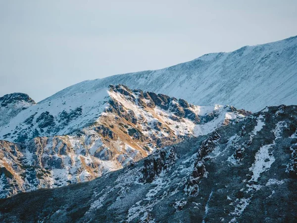 ポーランドの雪に覆われた高い岩だらけのタトラ山脈の息をのむような景色 — ストック写真