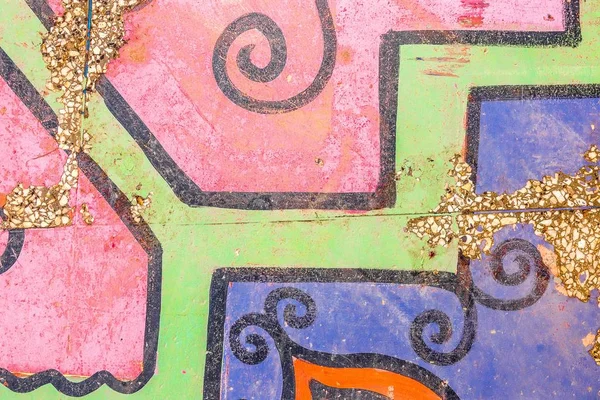 Снимок стены с разноцветными узорами — стоковое фото
