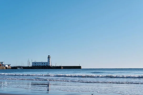 Horizontal shot of the lighthouse on the coast of scarborough in north yorkshire — 스톡 사진