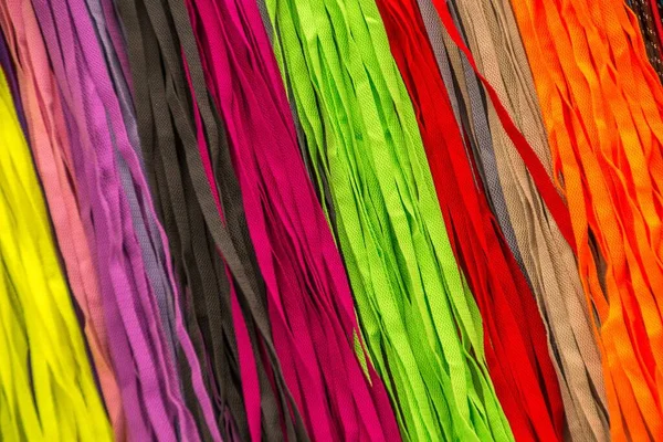 Высокий угол съемки красивых и красочных шнурков обуви на рынке — стоковое фото