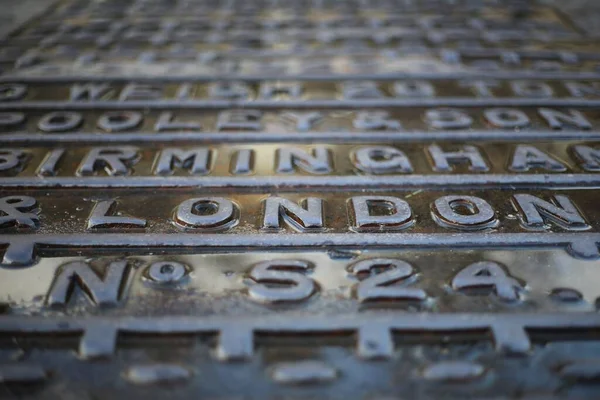 Выборочная фокусная съемка надписи "Лондон" на стальной пластине — стоковое фото