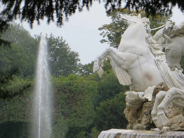 Fontaine à côté d'une statue à Schonbrunner Schloss Park à Vienne (Autriche) — Photo