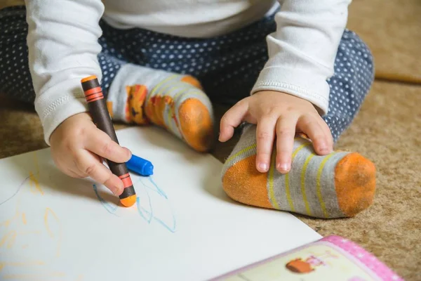 Een Peuter Zit Vloer Tekent Een Boek Met Een Oranje — Stockfoto