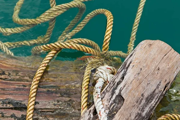 Repet från en båt som är knuten till en träbrygga. — Stockfoto