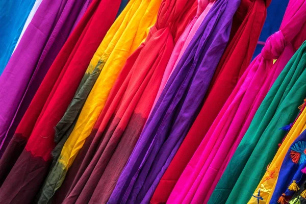 Close-up shot van verschillende kleurrijke Aziatische textiel — Stockfoto