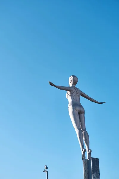 Vertikal bild av Dykning Belle statyn i Scarborough norra yorkshire höger om ramen — Stockfoto