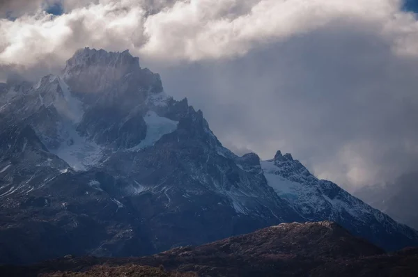 Úchvatný Výhled Zasněžené Hory Pod Zataženou Oblohou Patagonii Chile — Stock fotografie