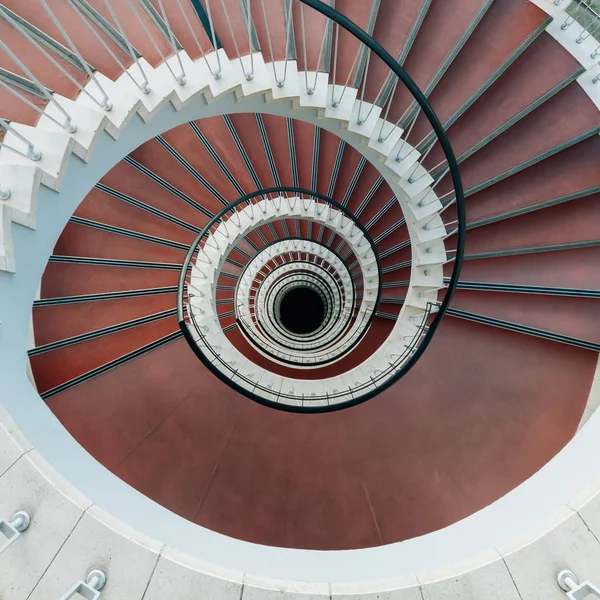 Una Vista Alto Angolo Una Moderna Scala Chiocciola Sotto Luci — Foto Stock