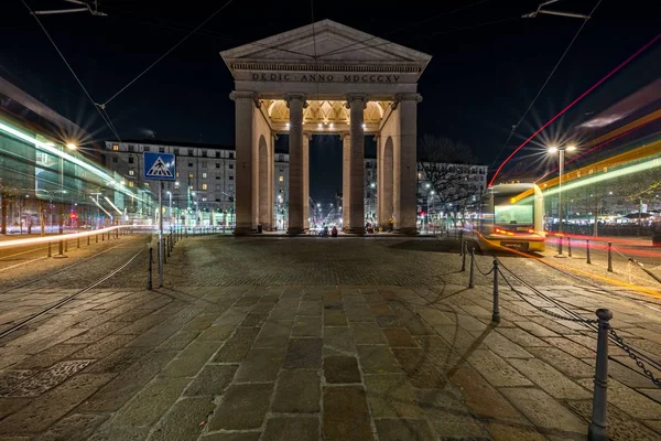 Bonito tiro de porta ticinese (portão de ticinese) de milão italy em um céu noturno claro — Fotografia de Stock