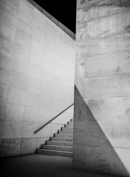 Balança de cinza vertical de uma escada entre as paredes de pedra — Fotografia de Stock