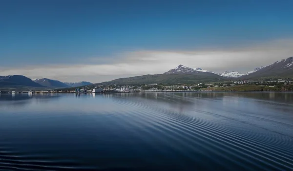 Mesmerizing View Akureyri Iceland Shore Clear Lake Snowy Mountains Background — Stock Photo, Image