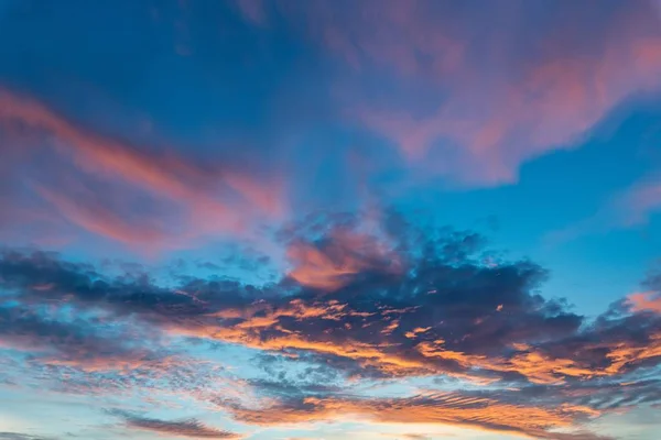 Захватывающий дух снимок заката и красочное небо на заднем плане — стоковое фото