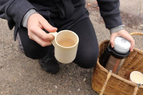 Vysoký úhel záběru turisty držícího šálek kávy a láhev — Stock fotografie