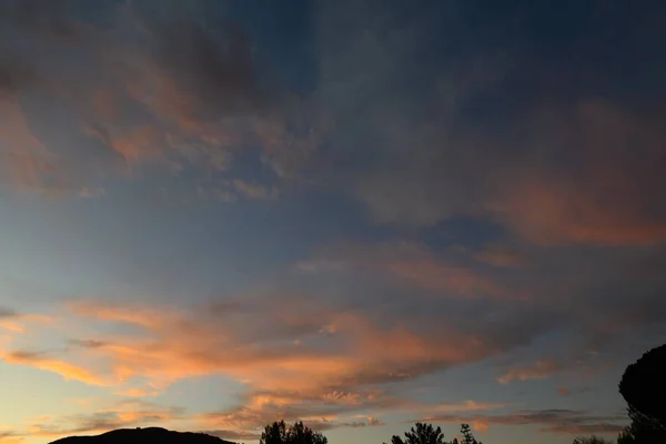 Ciel étonnant au coucher du soleil avec des couleurs orange, rose et jaune — Photo