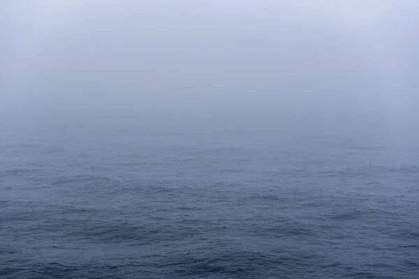 Hermoso Disparo Olas Tranquilas Día Niebla Noruega — Foto de Stock