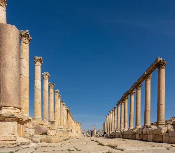 澄んだ青空の下でヨルダンの塔と古代の建設の広い角度ショット — ストック写真